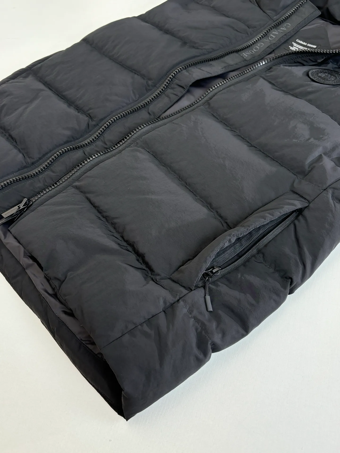 P690 Canada Goos*/Big Goose Rubber Label Badge Down Vest The fabric is made of high-quality protective nylon fabric, 90 national standard high-quality white duck down: selected high-fill down, weighing 160g, light and warm, with excellent temperature locking performance and good resilience. Three-dimensional quilting technology and precision thread reinforcement prevent lint from being drilled and ensure that the fluffy and resilient elasticity lasts like new.  Size：S/M/L/XL